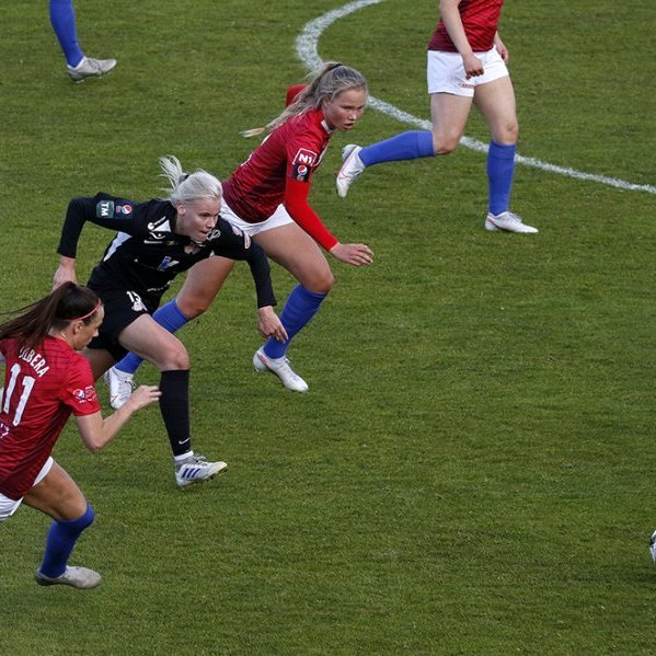 Þór/KA - Valur 0:2 í 12. umferð Pepsi Max deildarinnar, 28. ágúst 2020. Hulda Ósk Jónsdóttir í kapphlaupi. Ljósmynd: Skapti Hallgrímsson.