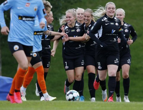 Þór/KA - KR 2:1 í 8. umferð Pepsi Max deildarinnar, 28. júlí 2020. Jöfnunarmarki Margrétar Árnadóttur fagnað. Maria Catharina Ólafsdóttir Gros, Margrét Árnadóttir, Jakobína Hjörvarsdóttir, Berglind Baldursdóttir, Arna Sif Ásgrímsdóttir og Hulda Ósk Jónsdóttir. Ljósmynd: Skapti Hallgrímsson.