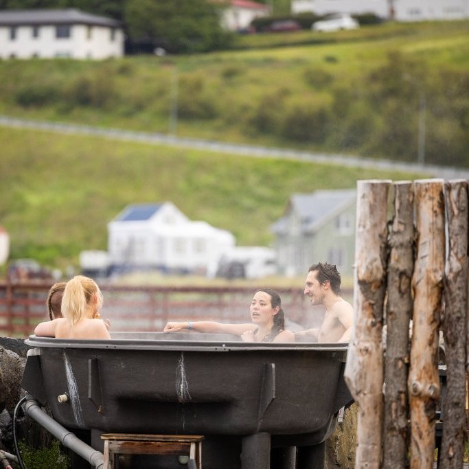 Potturinn í fjörunni á Hjalteyri býður upp á stórbrotið útsýni inn Eyjafjörðinn. Mynd: Daníel Starrason.