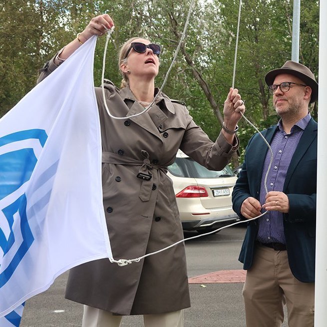 Sýningin „Fagur fiskur úr sjó“ opnuð í Iðnaðarsafninu í tilefni 80 ára afmælis Útgerðarfélags Akureyringa. Ásthildur Sturludóttir bæjarstjóri dró fána ÚA að húni, Haraldur Þór Egilsson safnstjóri Minjasafnsins henni við hlið. Mynd: Skapti Hallgrímsson