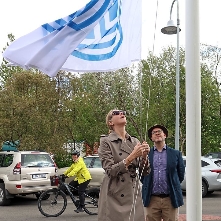 Sýningin „Fagur fiskur úr sjó“ opnuð í Iðnaðarsafninu í tilefni 80 ára afmælis Útgerðarfélags Akureyringa. Ásthildur Sturludóttir bæjarstjóri dró fána ÚA að húni, Haraldur Þór Egilsson safnstjóri Minjasafnsins henni við hlið. Mynd: Skapti Hallgrímsson