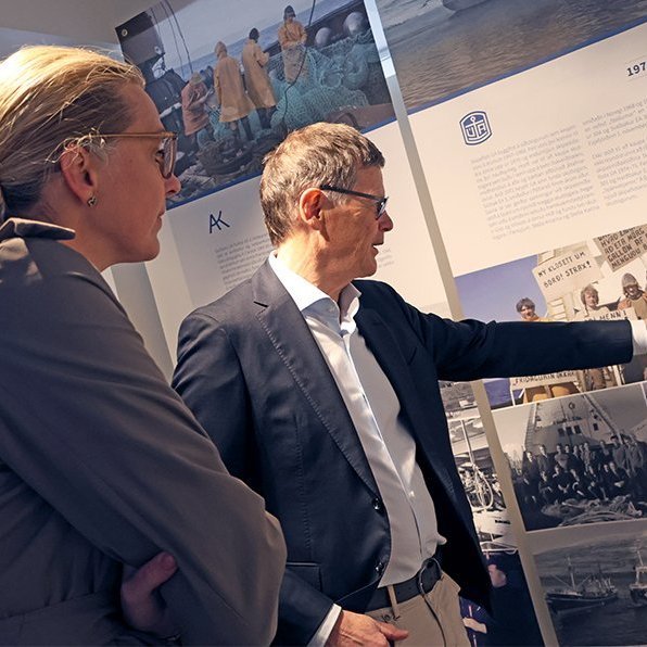 Sýningin „Fagur fiskur úr sjó“ opnuð í Iðnaðarsafninu í tilefni 80 ára afmælis Útgerðarfélags Akureyringa. Ásthildur Sturludóttir bæjarstjóri á Akureyri og Þorsteinn Már Baldvinsson forstjóri Samherja. Mynd: Skapti Hallgrímsson