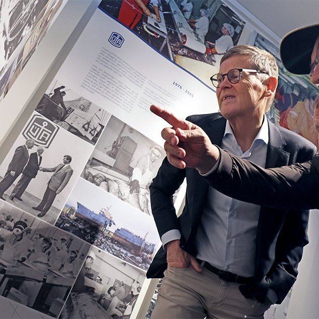 Tveir stofnenda Samherja við opnun sýningarinnar í dag, frændurnir Þorsteinn Már Baldvinsson forstjóri, lengst til vinstri, og Þorsteinn Vilhelmsson, sem bendir á eitthvað mjög áhugavert að því er virðist. Hann var skipstjóri á Akureyrinni - fyrsta skipi Samherja. Skapti Hallgrímsson