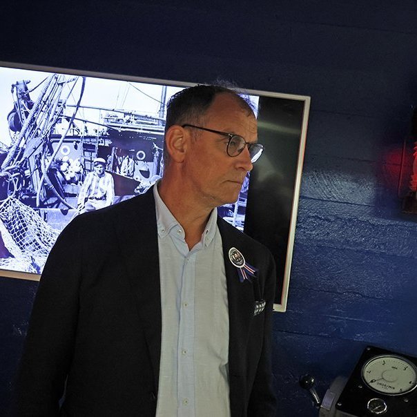 Sýningin „Fagur fiskur úr sjó“ opnuð í Iðnaðarsafninu í tilefni 80 ára afmælis Útgerðarfélags Akureyringa. Birkir Hreinsson skipstjóri hjá Samherja. Mynd: Skapti Hallgrímsson