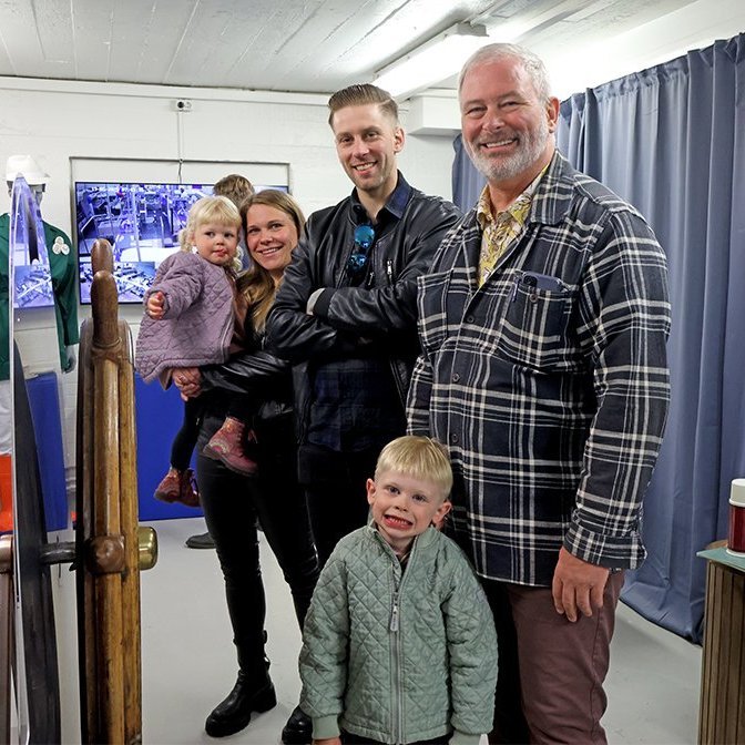 Sýningin „Fagur fiskur úr sjó“ opnuð í Iðnaðarsafninu í tilefni 80 ára afmælis Útgerðarfélags Akureyringa. Frá vinstri, Karen Guðmundsdóttir með dótturina Gróu Karlsdóttur, Karl Gunnar Sigfússon, Sigfús Arnar Karlsson og fremstur alnafni afans, Sigfús Arnar Karlsson. Mynd: Skapti Hallgrímsson