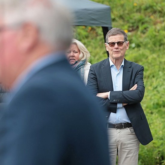 Sýningin „Fagur fiskur úr sjó“ opnuð í Iðnaðarsafninu í tilefni 80 ára afmælis Útgerðarfélags Akureyringa. Þorsteinn Már Baldvinsson forstjóri Samherja, og Hlynur Hallsson, lengst til hægri. Mynd: Skapti Hallgrímsson