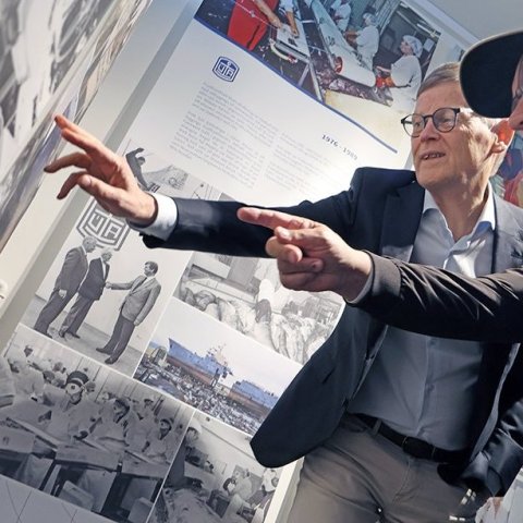 Tveir stofnenda Samherja við opnun sýningarinnar í dag, frændurnir Þorsteinn Már Baldvinsson forstjóri, lengst til vinstri, og Þorsteinn Vilhelmsson, benda á eitthvað mjög áhugavert að því er virðist. Sá síðarnefndi var skipstjóri á Akureyrinni - fyrsta s