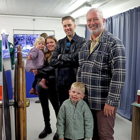 Sýningin „Fagur fiskur úr sjó“ opnuð í Iðnaðarsafninu í tilefni 80 ára afmælis Útgerðarfélags Akureyringa. Frá vinstri, Karen Guðmundsdóttir með dótturina Gróu Karlsdóttur, Karl Gunnar Sigfússon, Sigfús Arnar Karlsson og fremstur alnafni afans, Sigfús Arn
