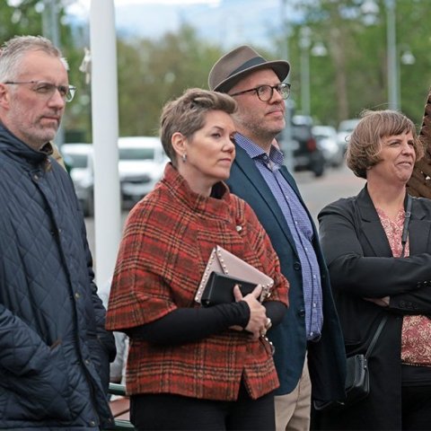 Sýningin „Fagur fiskur úr sjó“ opnuð í Iðnaðarsafninu í tilefni 80 ára afmælis Útgerðarfélags Akureyringa. Hulda Sif Hermannsdóttir, aðstoðarmaður bæjarstjóra, önnur frá vinstri, lengst til vinstri eiginmaður hennar, Jón Valgeir Halldórsson. Hægra megin e