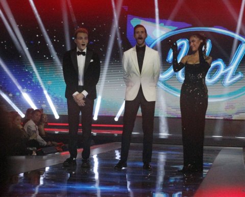 BIRKIR! Stjórnandi þáttarins, Pär Lernström, tilkynnir hver sigraði. Birkir er greinilega mjög undrandi en Jacqline Mossberg Mounkassa klappar fyrir keppinaut sínum. © Guðmundur Svansson