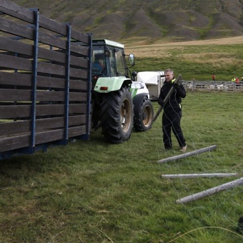 Guðmundur Óskarsson frá Grænuhlíð opnar hliðið svo Bragi Steingrímsson á Æsustöðum komist inn í réttarhólfið.