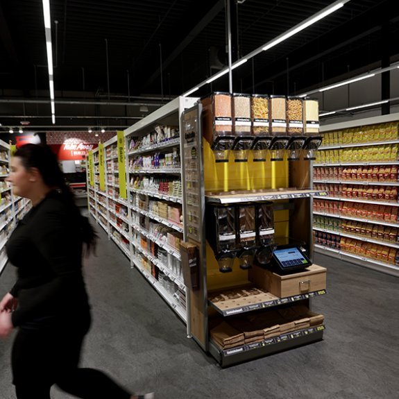 Krónan kveðst styðja við umhverfisvænan lífsstíl Akureyringa með því að bjóða upp á umbúðalausar lausnir eins og þurrvörubar, þar sem viðskiptavinum gefst kostur á að fylla á eigin ílát.