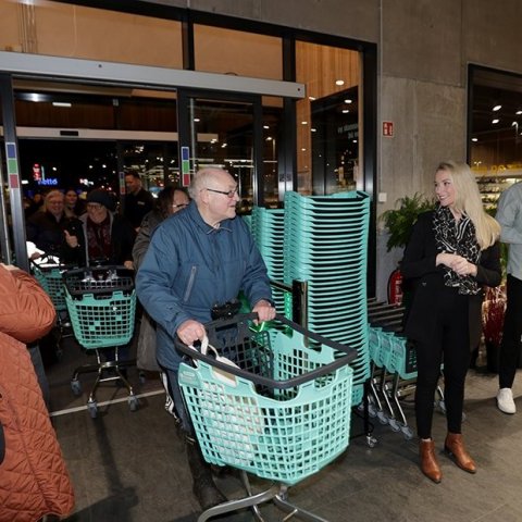 Fyrstu viðskiptvinirnir ganga inn í verslunina klukkan 9 í morgun.