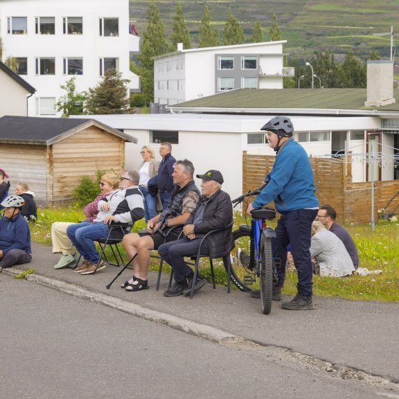 Jokka og Ívar Helgason buðu til heimatónleika í Lönguhlíð 10 síðdegis, sunnudagur 3. ágúst 2025. Mynd: Hilmar Friðjónsson. Mynd: Hilmar Friðjónsson