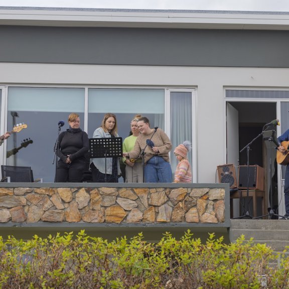 Jokka og Ívar Helgason buðu til heimatónleika í Lönguhlíð 10 síðdegis, sunnudagur 3. ágúst 2025. Mynd: Hilmar Friðjónsson. Mynd: Hilmar Friðjónsson