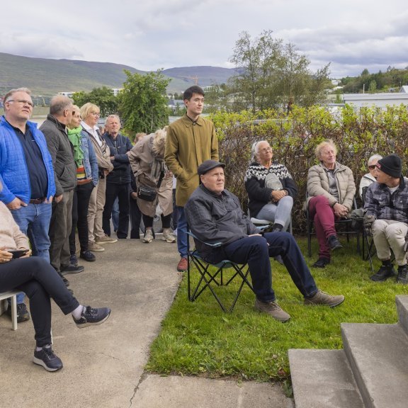 Jokka og Ívar Helgason buðu til heimatónleika í Lönguhlíð 10 síðdegis, sunnudagur 3. ágúst 2025. Mynd: Hilmar Friðjónsson. Mynd: Hilmar Friðjónsson