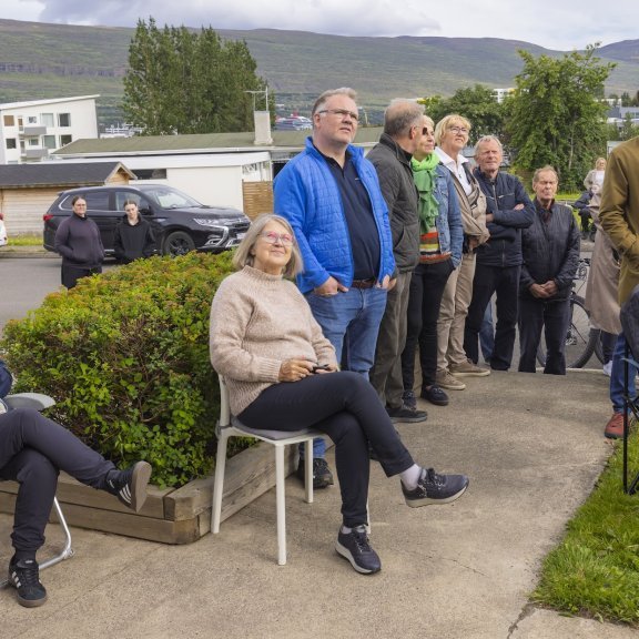 Jokka og Ívar Helgason buðu til heimatónleika í Lönguhlíð 10 síðdegis, sunnudagur 3. ágúst 2025. Mynd: Hilmar Friðjónsson. Mynd: Hilmar Friðjónsson