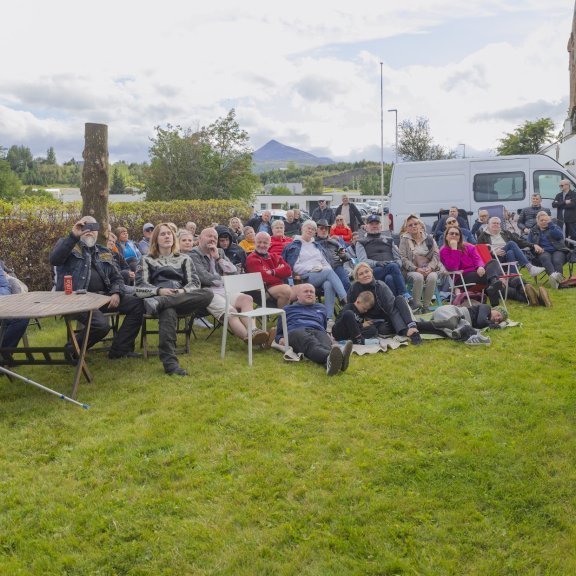 Jokka og Ívar Helgason buðu til heimatónleika í Lönguhlíð 10 síðdegis, sunnudagur 3. ágúst 2025. Mynd: Hilmar Friðjónsson. Mynd: Hilmar Friðjónsson