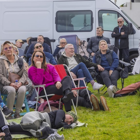 Jokka og Ívar Helgason buðu til heimatónleika í Lönguhlíð 10 síðdegis, sunnudagur 3. ágúst 2025. Mynd: Hilmar Friðjónsson. Mynd: Hilmar Friðjónsson