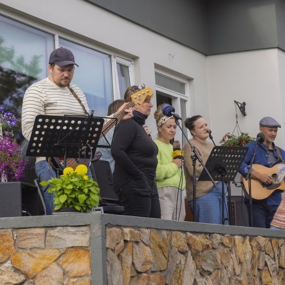 Jokka og Ívar Helgason buðu til heimatónleika í Lönguhlíð 10 síðdegis, sunnudagur 3. ágúst 2025. Mynd: Hilmar Friðjónsson. Mynd: Hilmar Friðjónsson