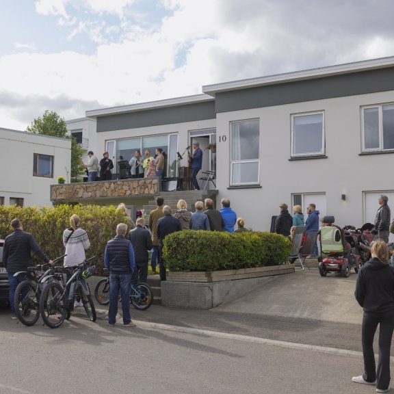 Jokka og Ívar Helgason buðu til heimatónleika í Lönguhlíð 10 síðdegis, sunnudagur 3. ágúst 2025. Mynd: Hilmar Friðjónsson. Mynd: Hilmar Friðjónsson