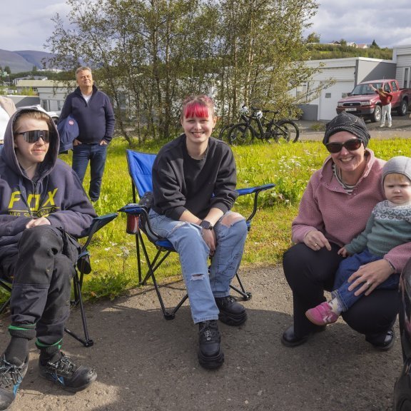 Jokka og Ívar Helgason buðu til heimatónleika í Lönguhlíð 10 síðdegis, sunnudagur 3. ágúst 2025. Mynd: Hilmar Friðjónsson. Mynd: Hilmar Friðjónsson