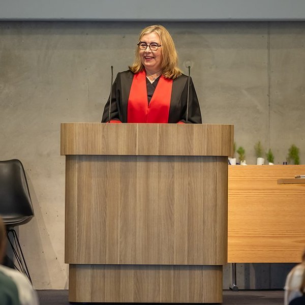 Útskriftarhátíð Vísindaskóla unga fólksins 2025 - Áslaug Ásgeirsdóttir, rektor Háskólans á Akureyri, var gestur á hátíðinni. Mynd: Axel Þórhallsson