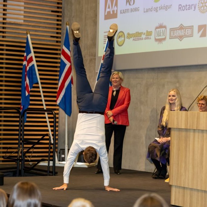 Björn Skúlason, eiginmaður Höllu Tómasdóttur forseta Íslands – forsetamaki, eins og hann hefur verið kallaður – gengur á höndum á útskriftarhátíð Vísindaskóla unga fólksins 2025 - Mynd: Axel Þórhallsson