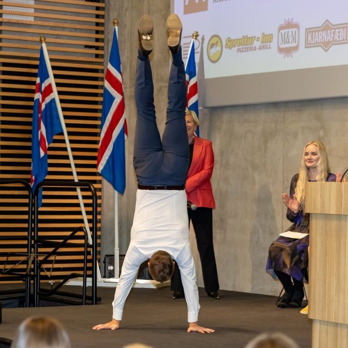 Björn Skúlason, eiginmaður Höllu Tómasdóttur forseta Íslands – forsetamaki, eins og hann hefur verið kallaður – gengur á höndum á útskriftarhátíð Vísindaskóla unga fólksins 2025 - Mynd: Axel Þórhallsson