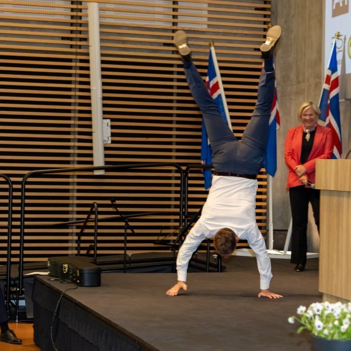 Björn Skúlason, eiginmaður Höllu Tómasdóttur forseta Íslands – forsetamaki, eins og hann hefur verið kallaður – gengur á höndum á útskriftarhátíð Vísindaskóla unga fólksins 2025 - Mynd: Axel Þórhallsson