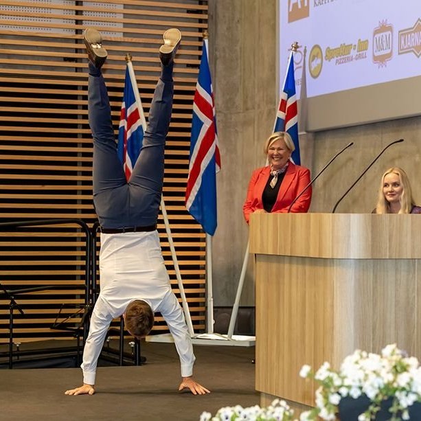 Björn Skúlason, eiginmaður Höllu Tómasdóttur forseta Íslands – forsetamaki, eins og hann hefur verið kallaður – gengur á höndum á útskriftarhátíð Vísindaskóla unga fólksins 2025 - Mynd: Axel Þórhallsson