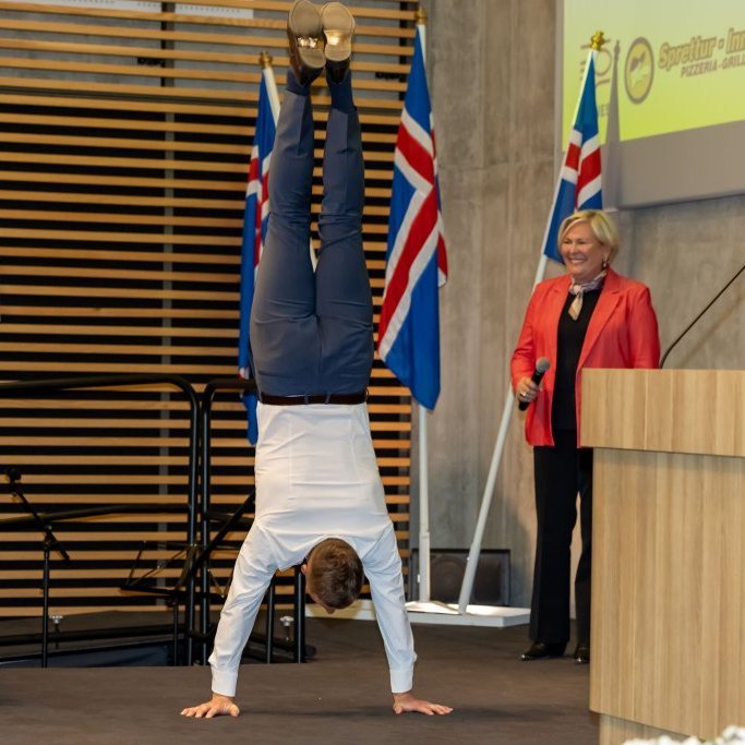 Björn Skúlason, eiginmaður Höllu Tómasdóttur forseta Íslands – forsetamaki, eins og hann hefur verið kallaður – gengur á höndum á útskriftarhátíð Vísindaskóla unga fólksins 2025 - Mynd: Axel Þórhallsson