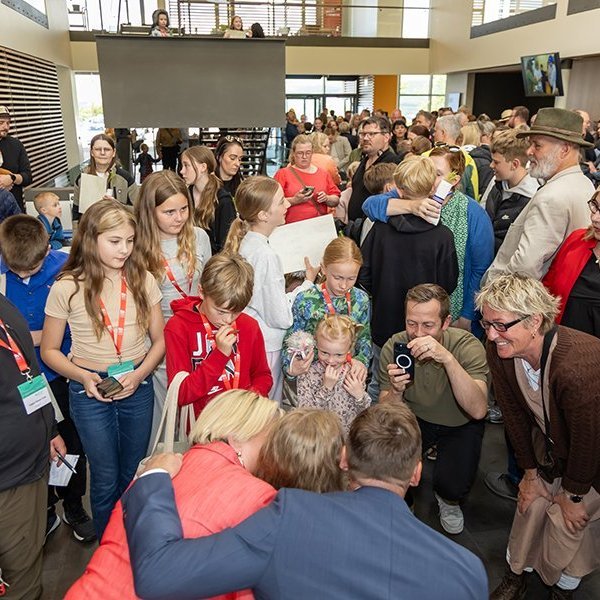 Útskriftarhátíð Vísindaskóla unga fólksins 2025 - Nemendur vildu margir hverjir fá mynd af sér með forsetahjónunum að lokinni útskriftinni. Mynd: Axel Þórhallsson