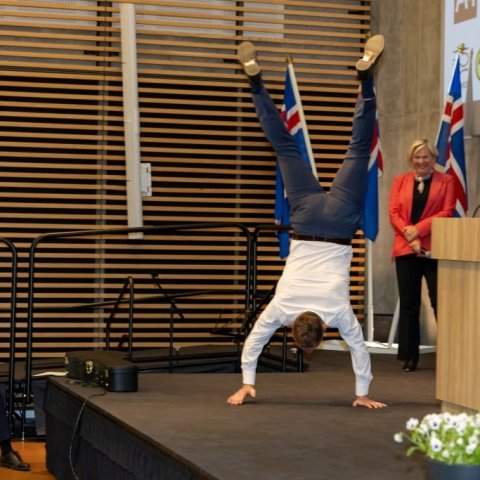 Björn Skúlason, eiginmaður Höllu Tómasdóttur forseta Íslands – forsetamaki, eins og hann hefur verið kallaður – gengur á höndum á útskriftarhátíð Vísindaskóla unga fólksins 2025 - Mynd: Axel Þórhallsson