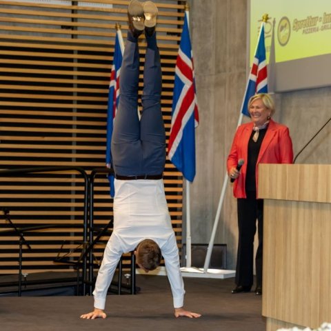 Björn Skúlason, eiginmaður Höllu Tómasdóttur forseta Íslands – forsetamaki, eins og hann hefur verið kallaður – gengur á höndum á útskriftarhátíð Vísindaskóla unga fólksins 2025 - Mynd: Axel Þórhallsson