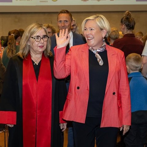 Útskriftarhátíð Vísindaskóla unga fólksins 2025 - Áslaug Ásgeirsdóttir, rektor Háskólans á Akureyri, og Halla Tómasdóttir, forseti Íslands. Mynd: Axel Þórhallsson