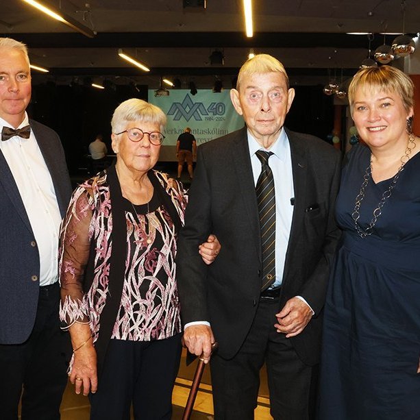 Frá hægri: Sigríður Huld Jónsdóttir, skólameistari Verkmenntaskólans, Bernharð Haraldsson fyrsti skólameistari VMA, Ragnheiður Hansdóttir, eiginkona Bernharðs, og Benedikt Barðason aðstoðarskólameistari, sem er reyndari í leyfi í vetur og gegnir embætti skólameistara Framhaldsskólans á Laugum þar sem Sigurbjörn Árni Arngrímsson er í námsleyfi.