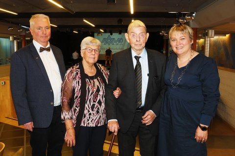 Frá hægri: Sigríður Huld Jónsdóttir, skólameistari Verkmenntaskólans, Bernharð Haraldsson fyrsti skólameistari VMA, Ragnheiður Hansdóttir, eiginkona Bernharðs, og Benedikt Barðason aðstoðarskólameistari, sem er reyndari í leyfi í vetur og gegnir embætti skólameistara Framhaldsskólans á Laugum þar sem Sigurbjörn Árni Arngrímsson er í námsleyfi.