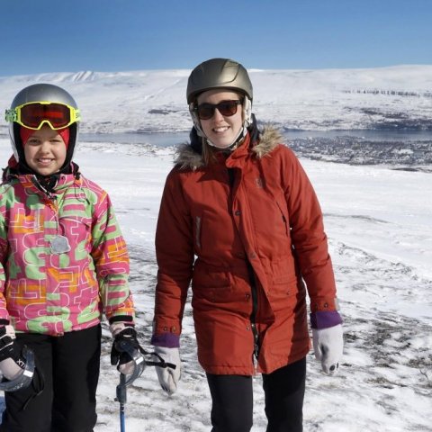 Ingibjörg og Berglind rétt áður en þær renndu sér af stað niður Heimþrána frá bílastæðinu við gönguskíðasvæðið.