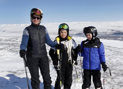 Guðrún Bjarney Leifsdóttir, ömmustrákurinn Emil Halldórsson og Sigurður Hólmgrímsson vinur hans. Ljósmynd: Skapti Hallgrímsson.