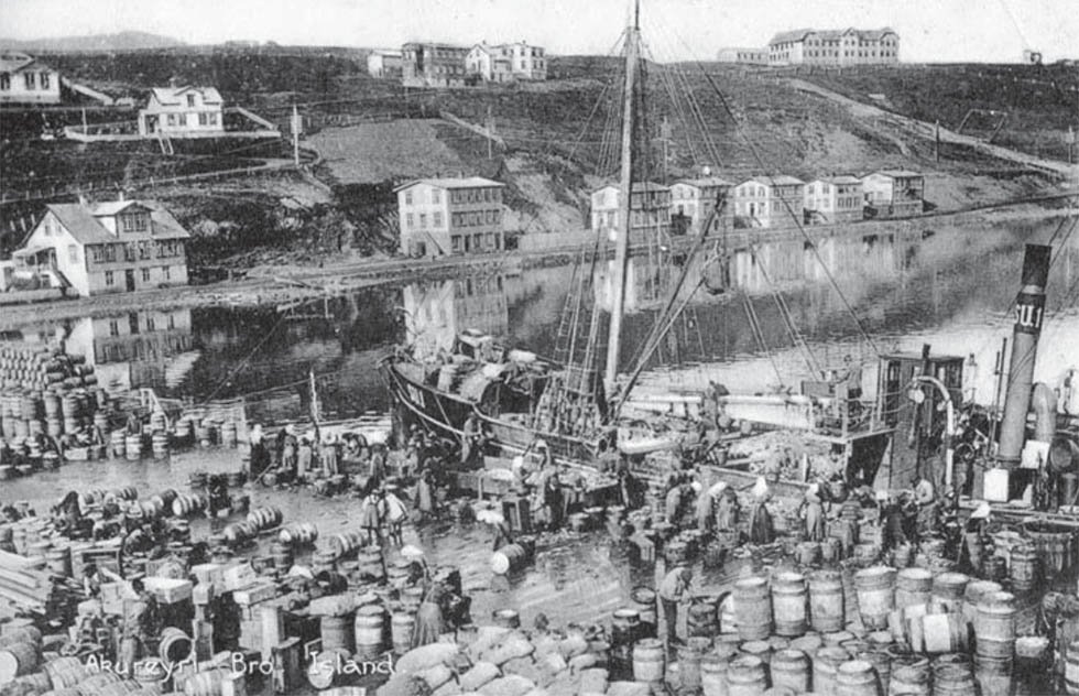 Gamli skóli af Tuliniusarbryggju | akureyri.net