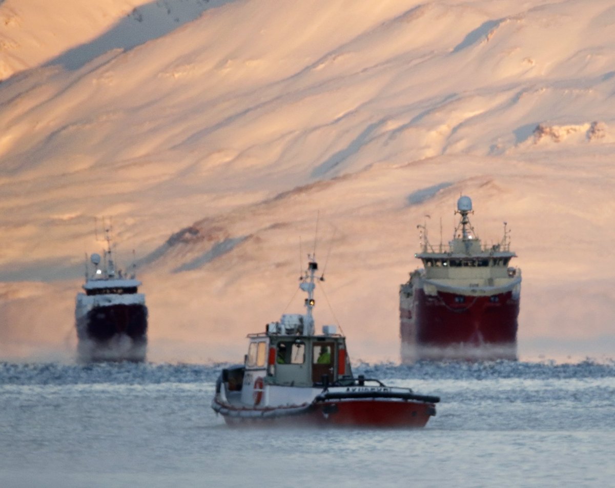 Bergey VE kemur með Bylgju VE til Akureyrar í hádeginu. Ljósmynd: Skapti Hallgrímsson.