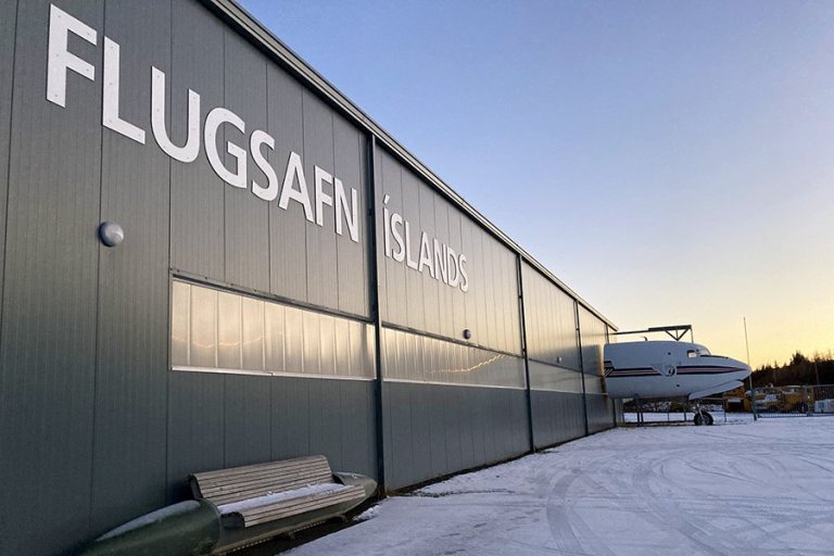 Bílum lagt vikum saman við Flugsafnið