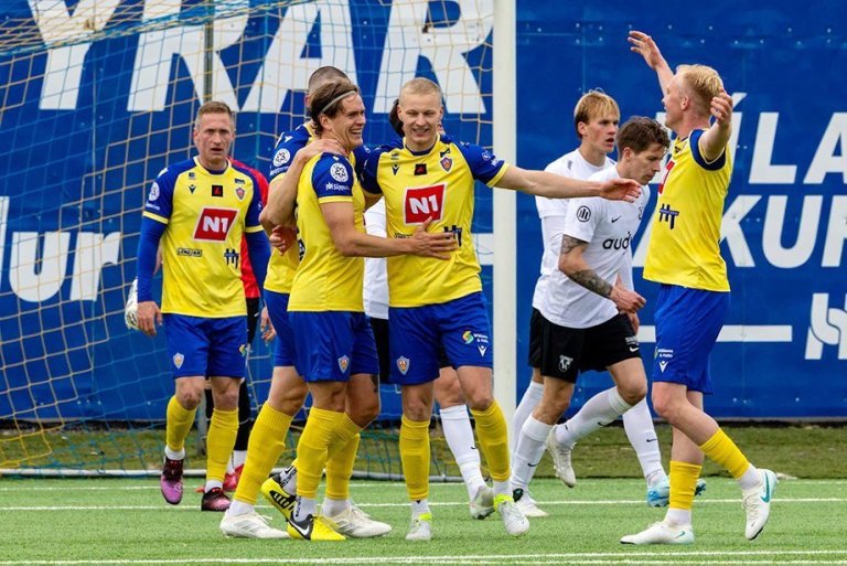 KA-menn fagna marki Ívars Arnar Árnasonar í sigurleiknum á FH í síðustu umferð. Mynd: Ármann Hinrik