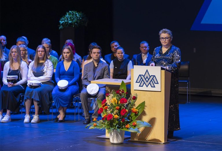 Sigríður Huld Jónsdóttir skólameistari VMA flytur ávarp við brautskráningu nemenda í desember á síða…