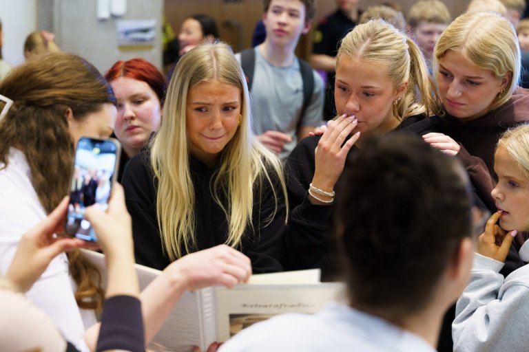 Hvað í ósköpunum eru þessar ungu konur að skoða? Mynd: Háskólinn á Akureyri