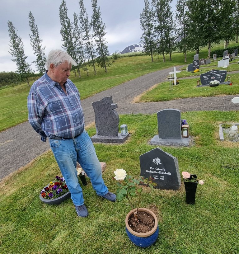 Karl-Werner Schulte við leiði Giselu eiginkonu sinnar í Lögmannshlíðarkirkjugarði. Ljósmynd: Skapti …