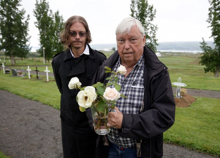 Feðgarnir Karl-Werner og Sven við leiði Giselu í Lögmannshlíðarkirkjugarði. Karl með rós sem nefnd e…