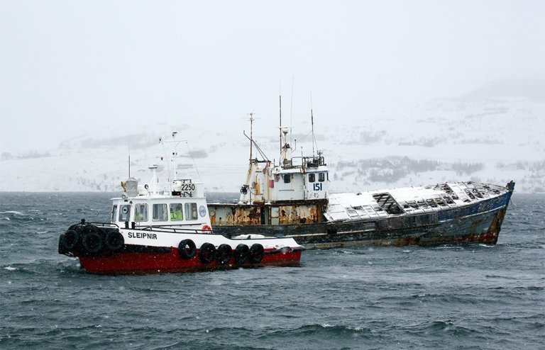Akureyrski dráttarbáturinn Sleipnir og María Júlía í morgun. Ljósmynd: Þorgeir Baldursson