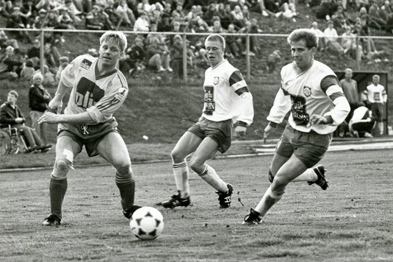 Jafnt í Akureyrarslag í janúar 1992. Frá vinstri: Gunnar Gíslason, Árni Þór Árnason og Bjarni Sveinb…